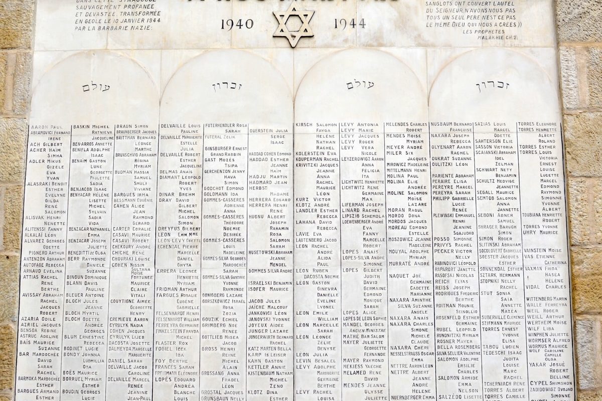 Synagogue de Bordeaux - Un mur en souvenir aux victimes de la Shoah en Gironde